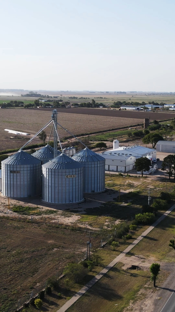 Vista aérea de los silos de la planta de acopio