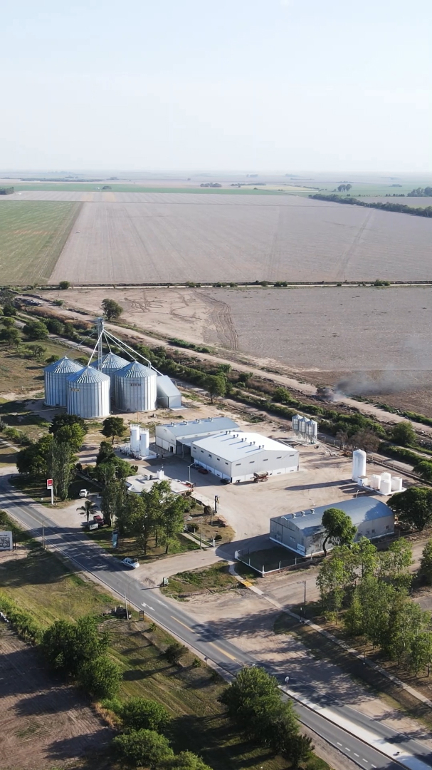 Vista aérea de la planta de acopio de Agro Matorrales junto a la ruta