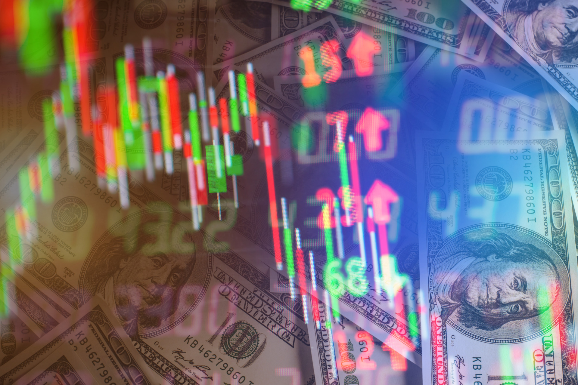 Pantalla con gráficos de cotizaciones sobre billetes de dólar